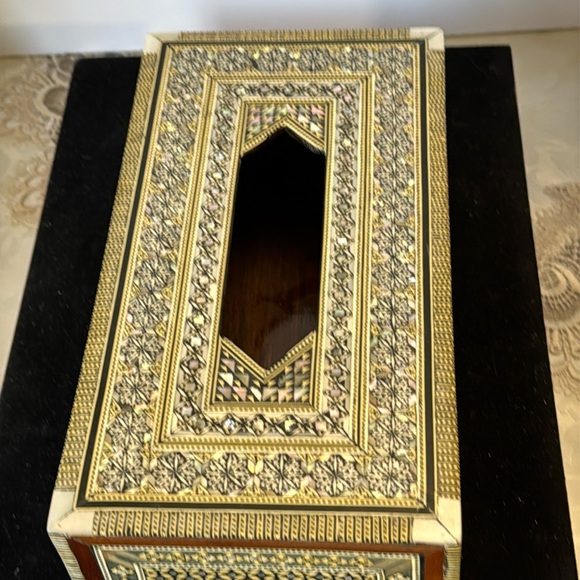 Vintage handcrafted Egyptian Inlay Wood & Mother of Pearl Tissue Box – 11" - Picture 2 of 9